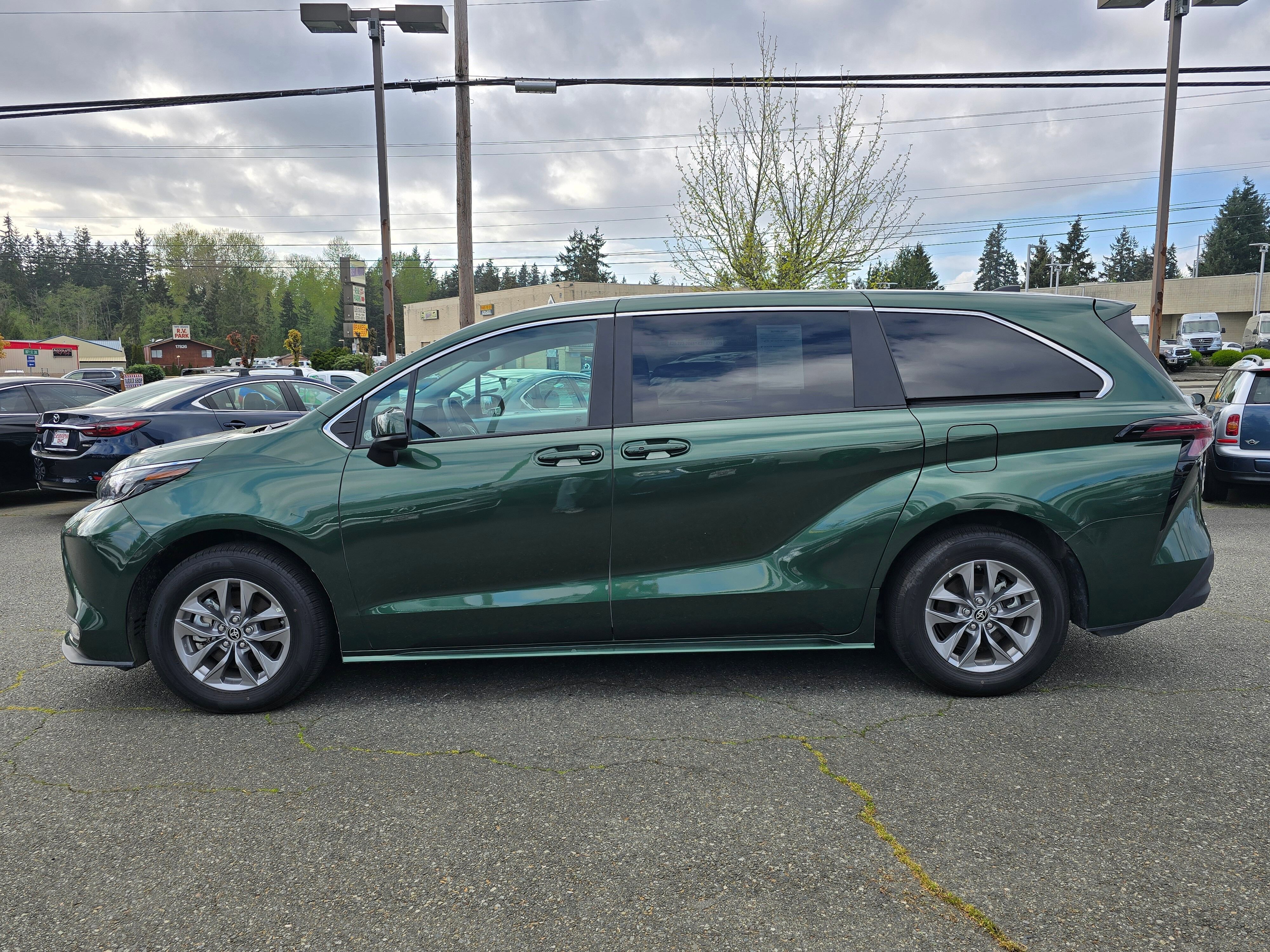 Used 2025 Toyota Sienna LE FWD image 4