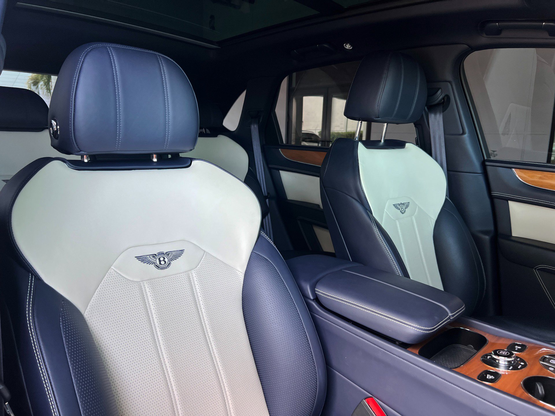 Used 2021 Bentley Bentayga image 34