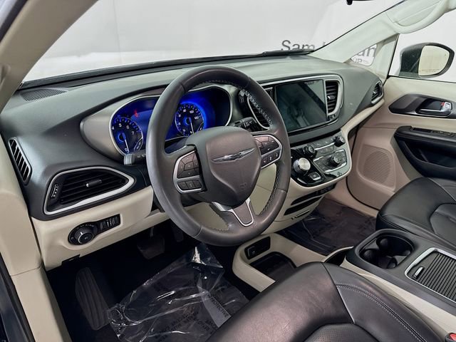 Used 2023 Chrysler Pacifica Touring-L image 9