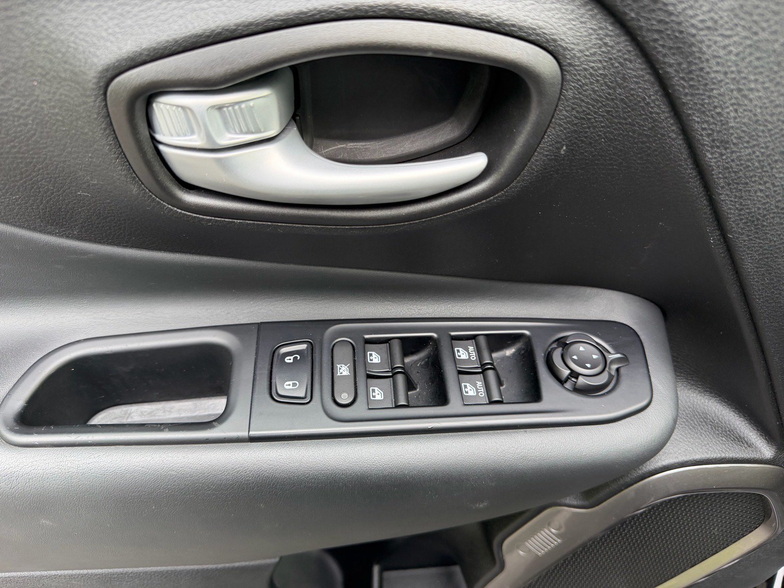 Used 2023 Jeep Renegade Latitude AWD/4WD image 24