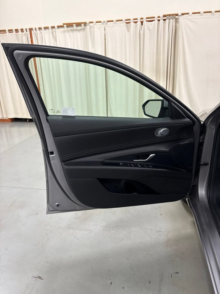 Used 2025 Hyundai Elantra SEL FWD image 16
