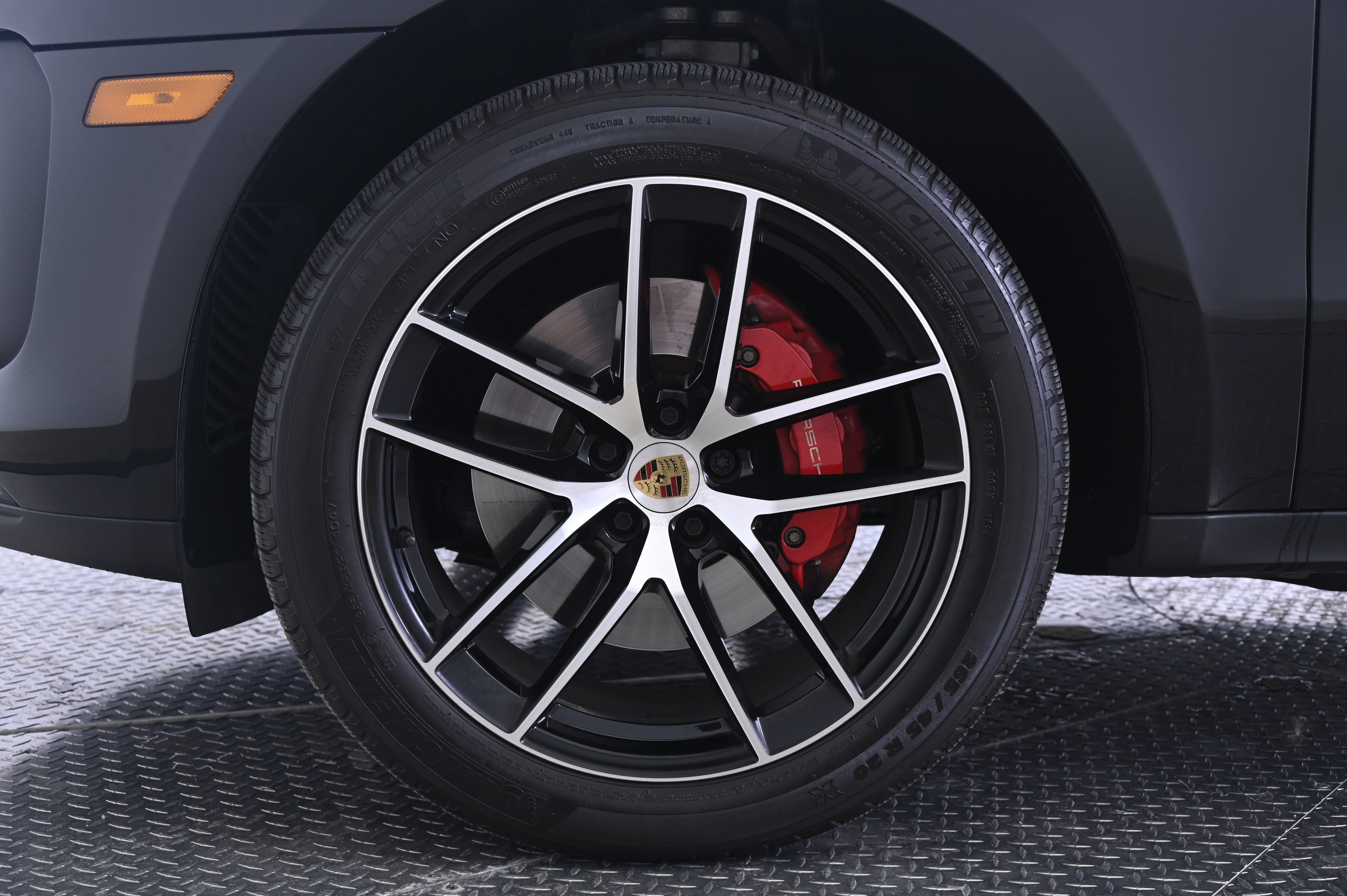 Certified 2024 Porsche Macan S AWD/4WD image 11
