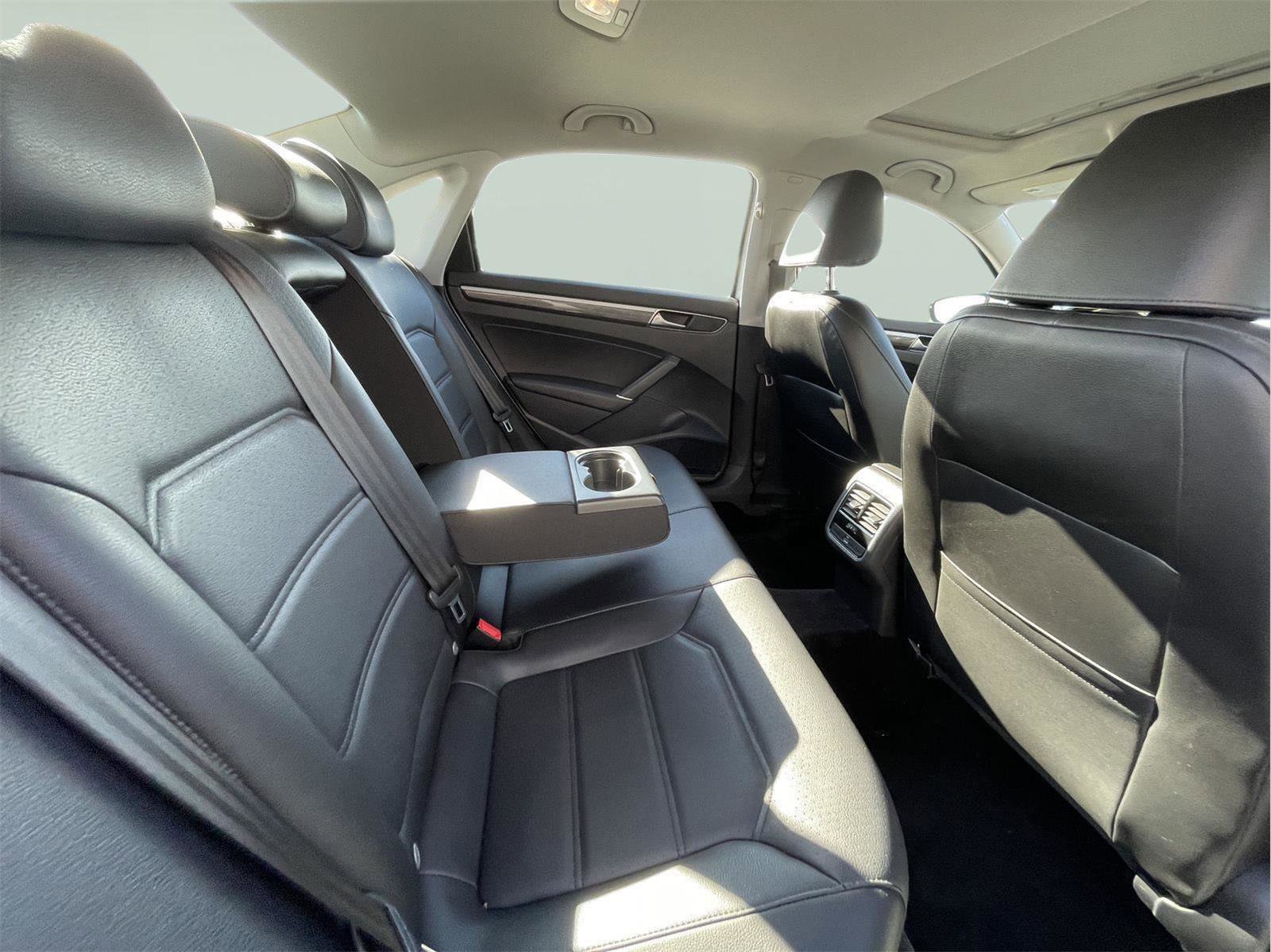 Used 2018 Volkswagen Passat 2.0T SE FWD image 18