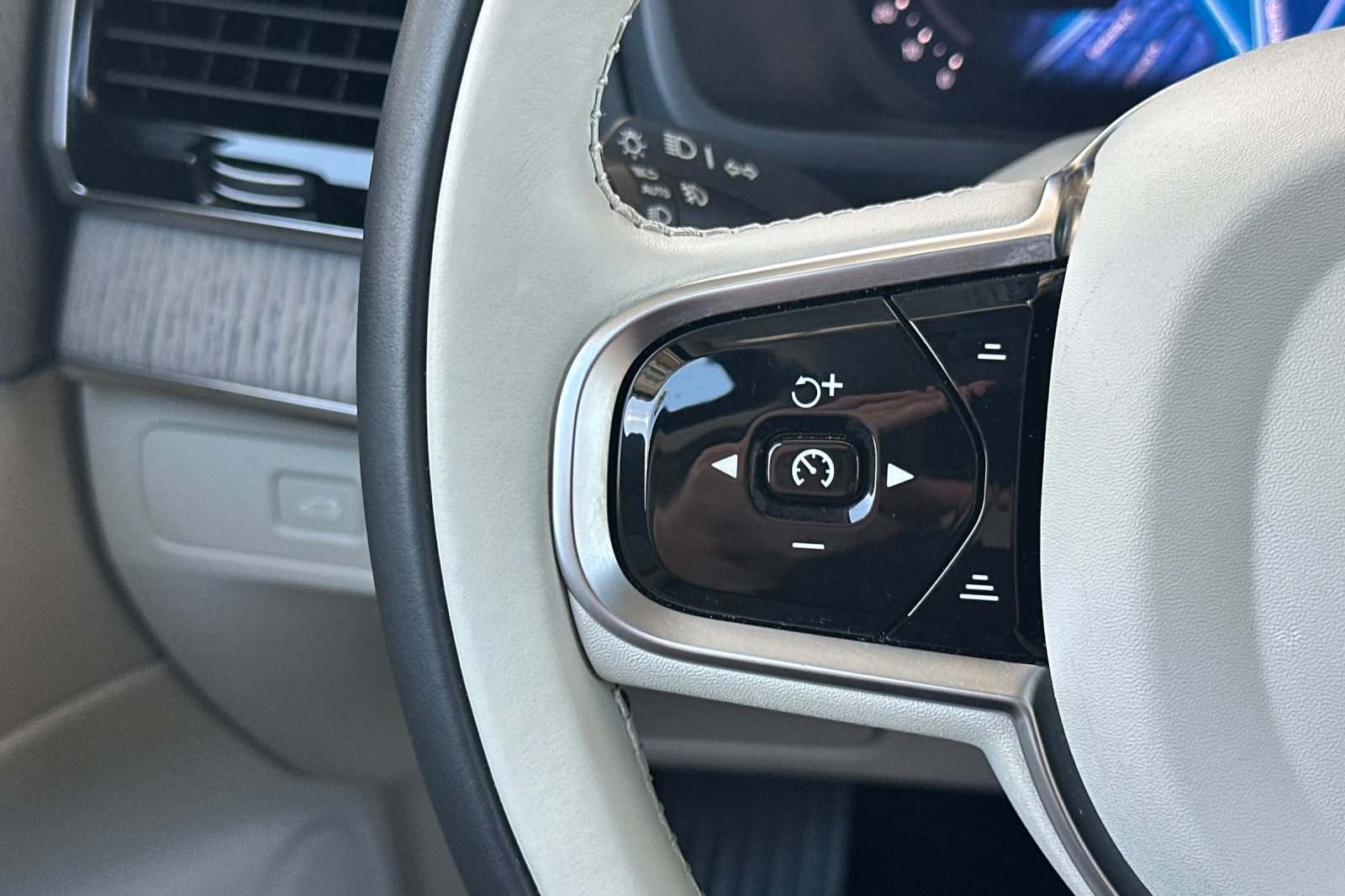 Certified 2025 Volvo XC90 B6 Plus w/ Protection Package Premier AWD/4WD image 30
