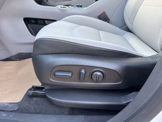 Used 2023 GMC Terrain SLE w/ Driver Convenience Package image 11