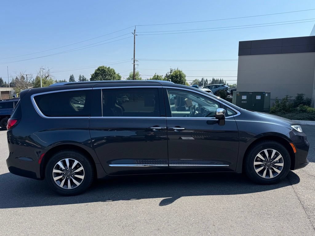 Used 2021 Chrysler Pacifica Limited w/ Premium & Safety Sphere Group FWD image 3