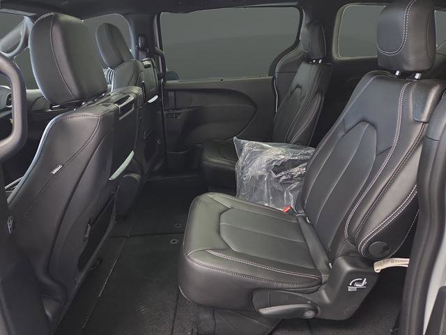 New 2026 Chrysler Pacifica Select FWD image 32