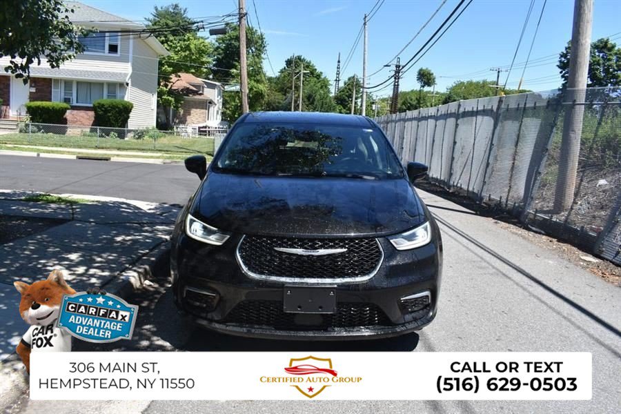 Used 2025 Chrysler Pacifica Select FWD image 2