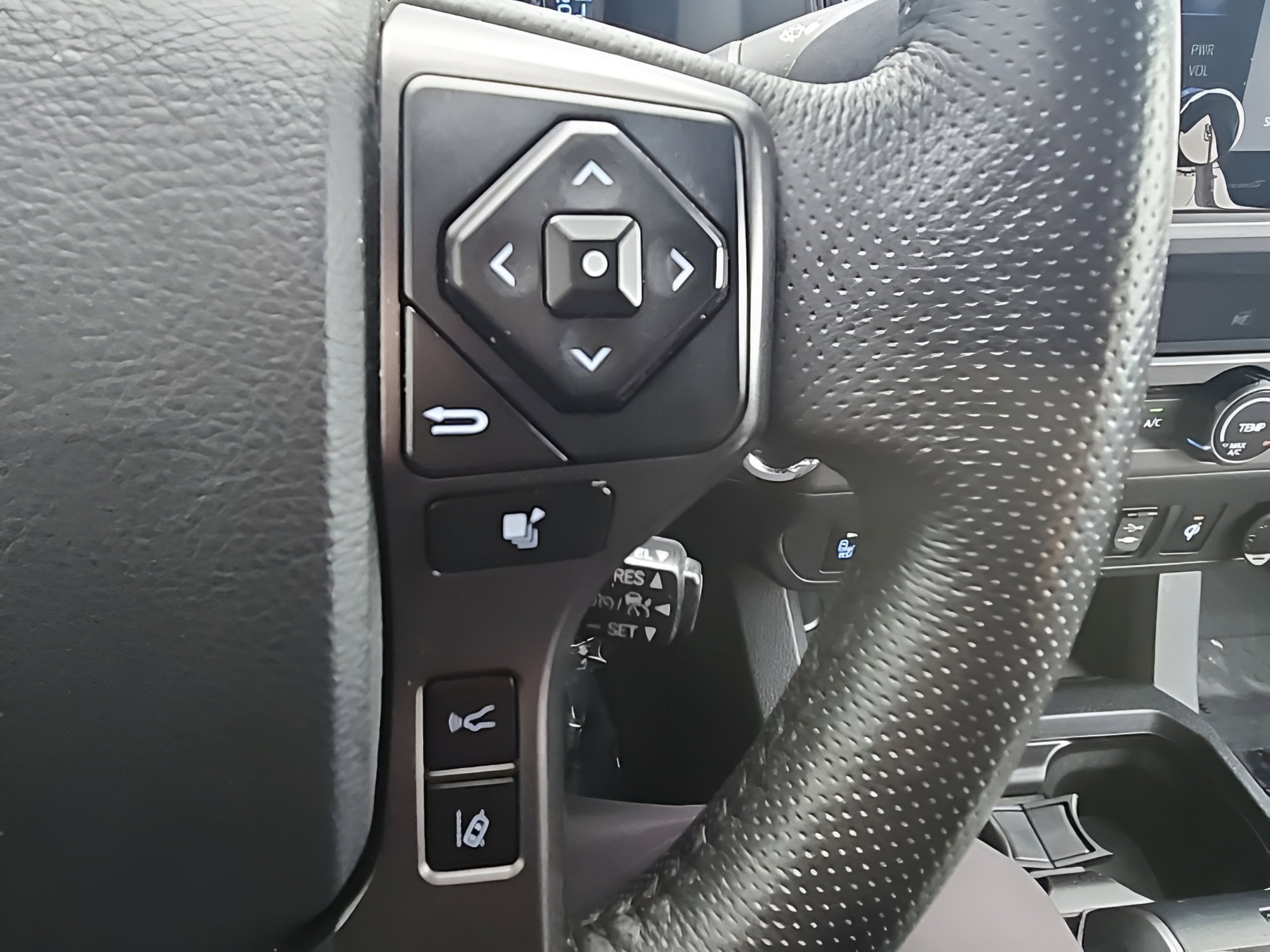 Used 2019 Toyota Tacoma TRD Off-Road w/ Technology Package AWD/4WD image 17