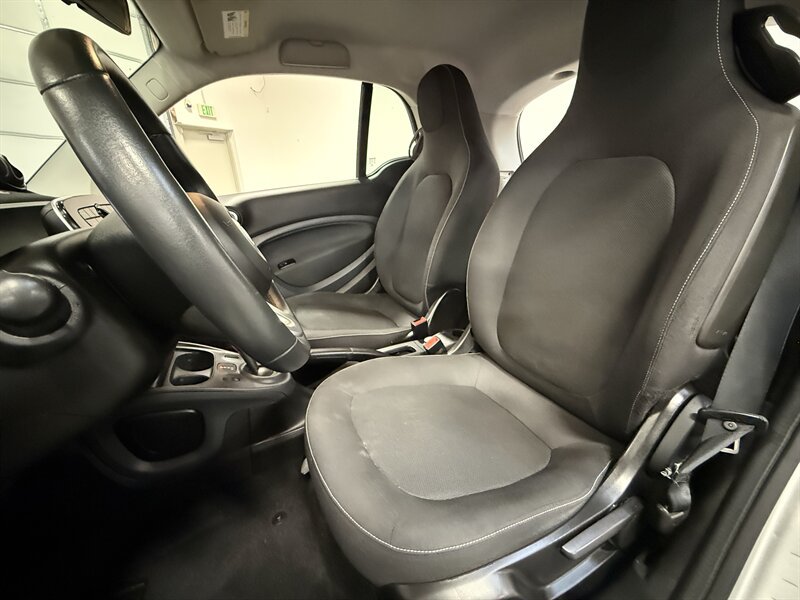 Used 2016 smart fortwo passion RWD image 28