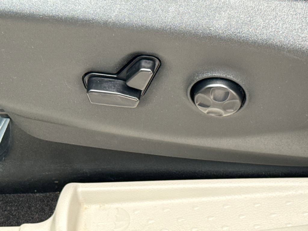 Used 2018 Chrysler Pacifica Touring-L image 22