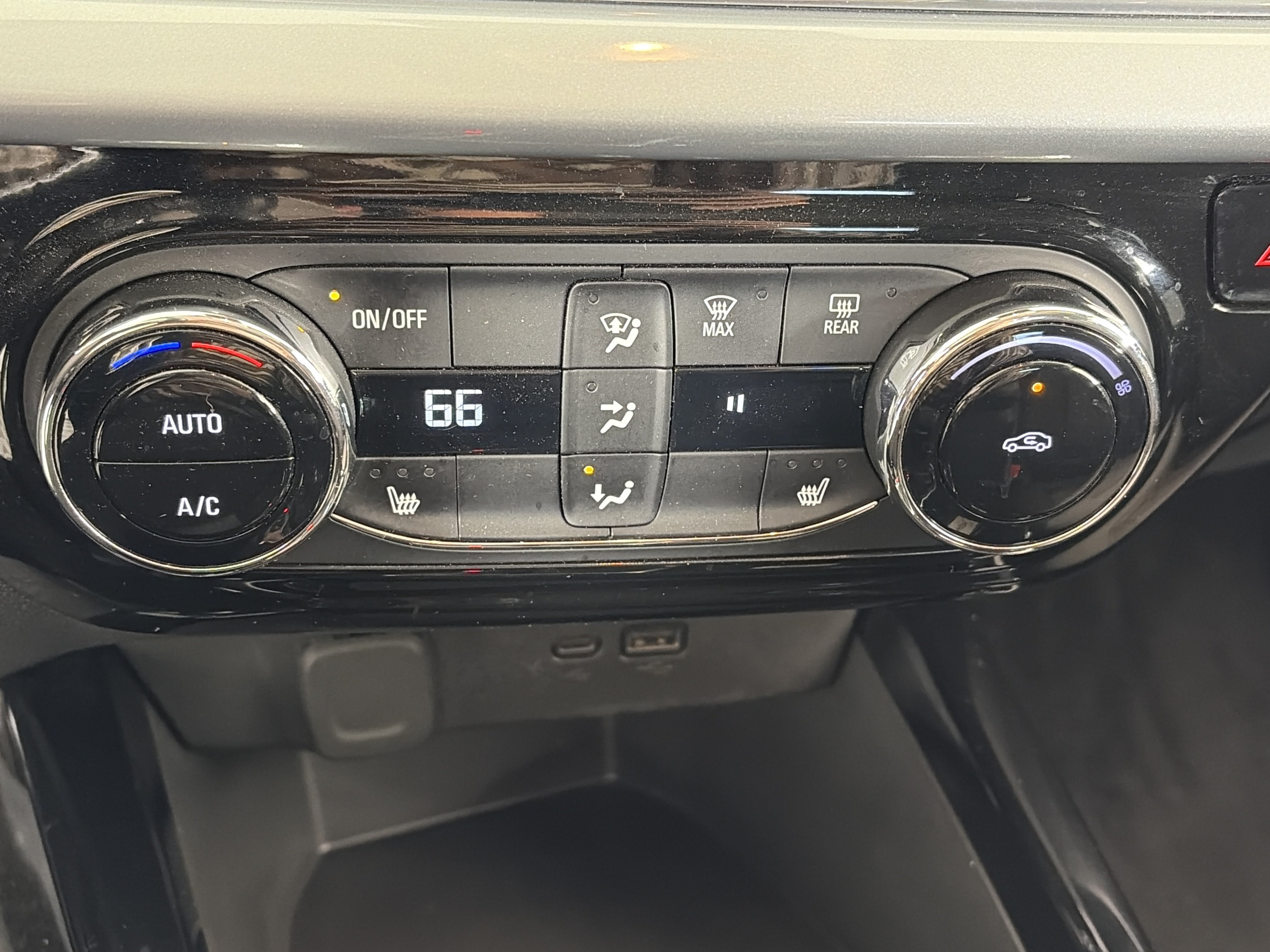 Used 2024 Chevrolet Trax LT w/ Driver Confidence Package FWD image 21