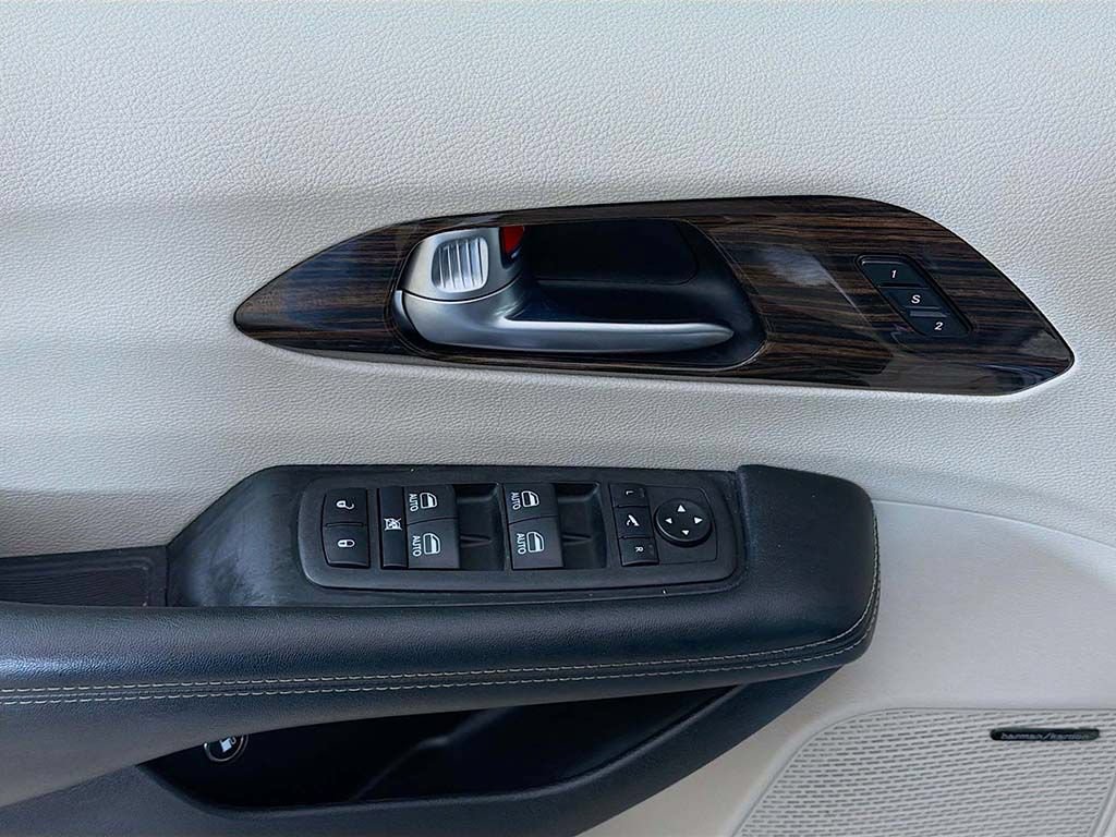 Used 2023 Chrysler Pacifica Limited w/ Uconnect Theater Family Group FWD image 36