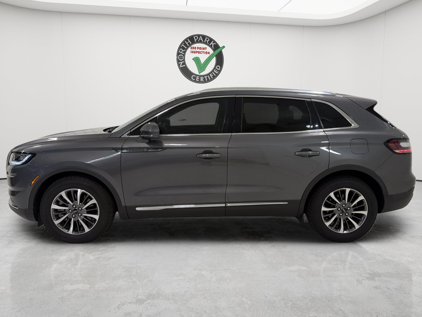 Used 2023 Lincoln Nautilus FWD w/ Premium Package image 2