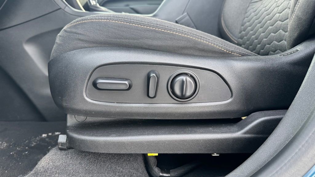 Used 2020 Chevrolet Equinox LT w/ Driver Convenience Package image 11