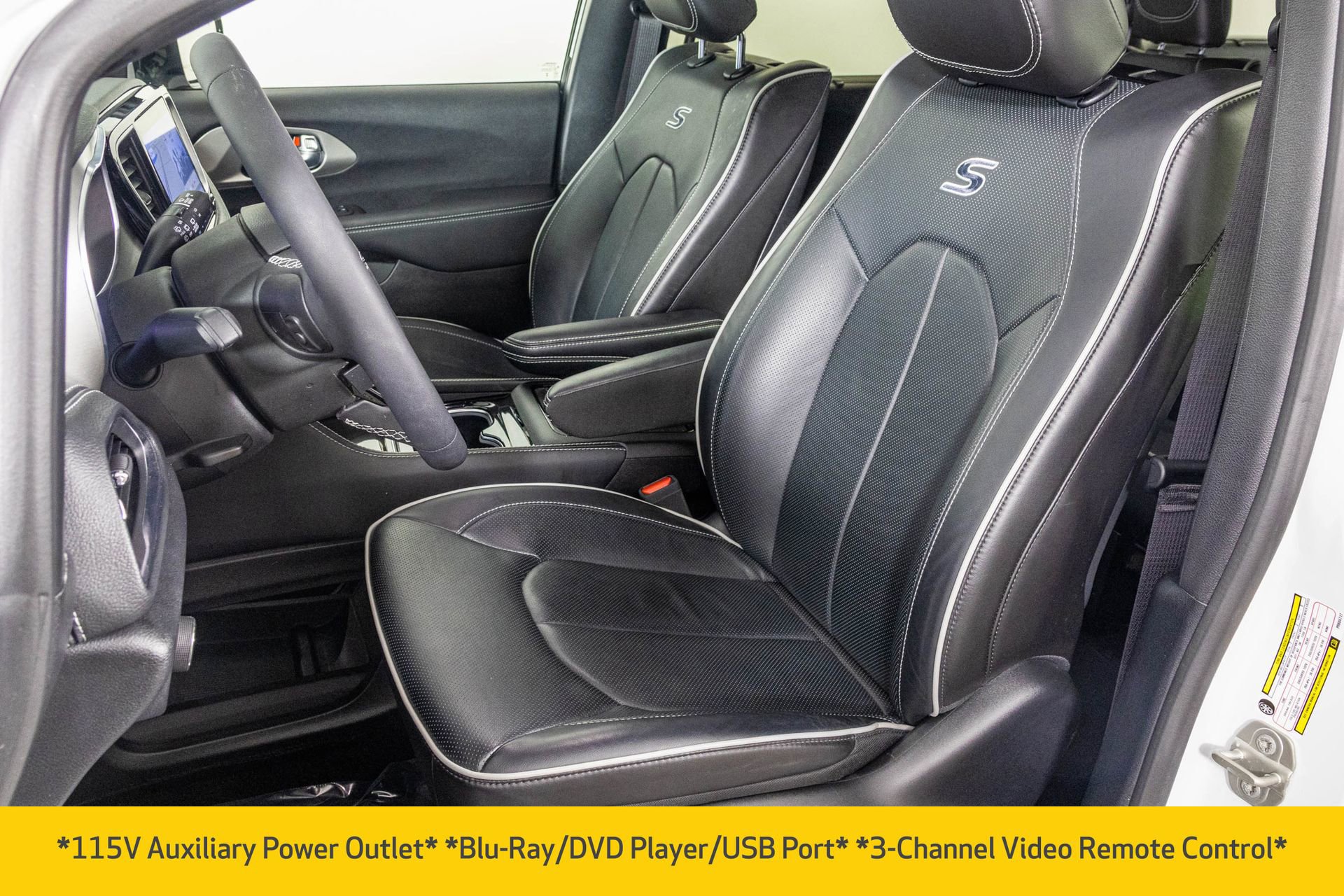 Used 2023 Chrysler Pacifica Limited w/ Uconnect Theater Family Group image 26