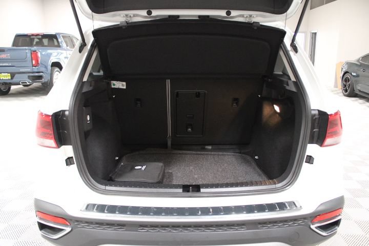 Used 2022 Volkswagen Taos SE w/ Panoramic Sunroof Package FWD image 14