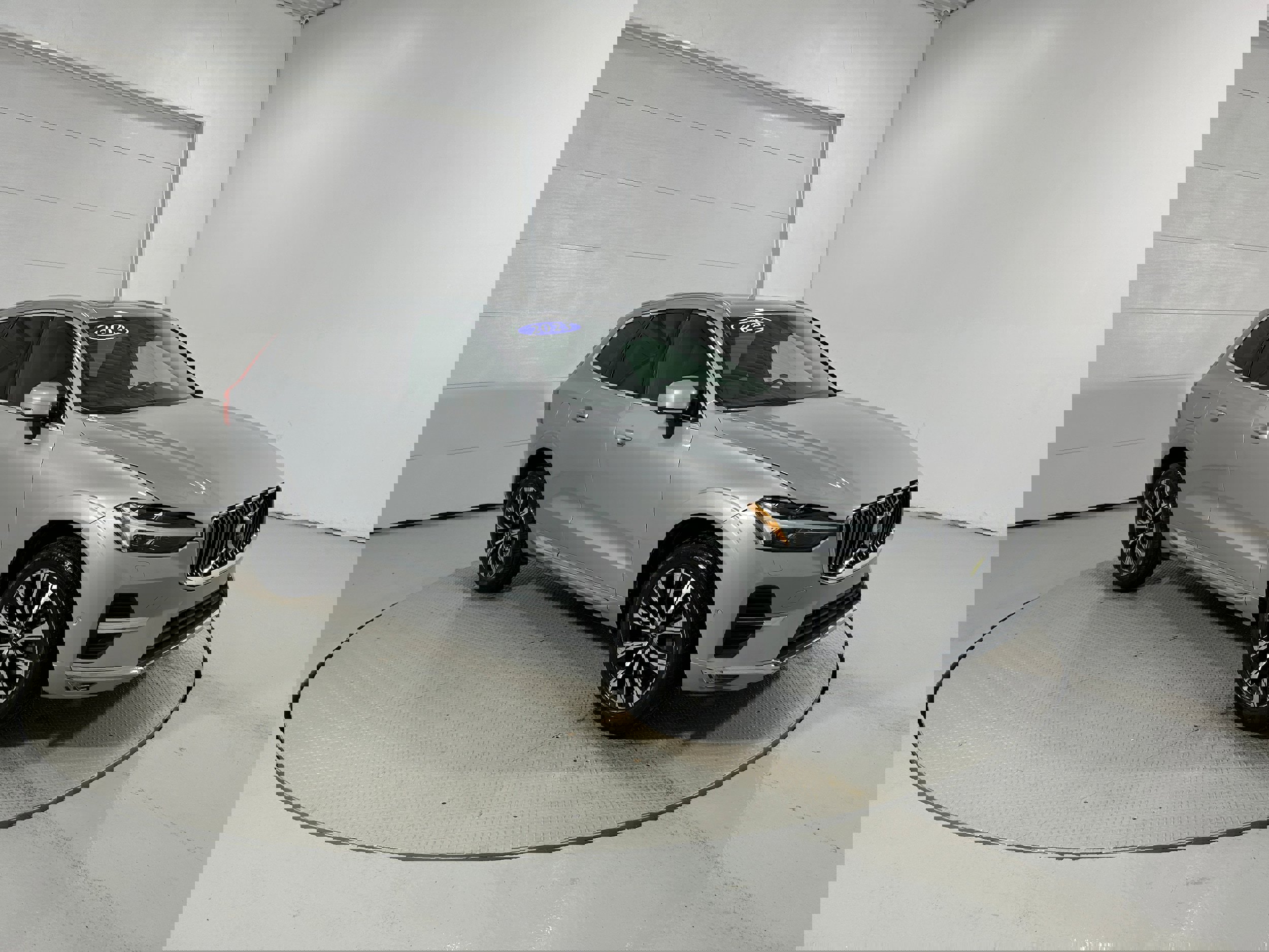 Used 2023 Volvo XC60 B5 Plus image 2