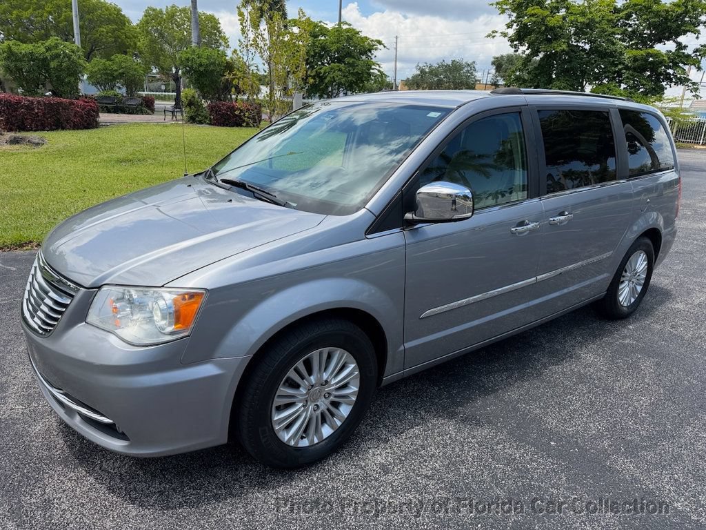 Used 2013 Chrysler Town & Country Limited w/ Luxury Group FWD image 1