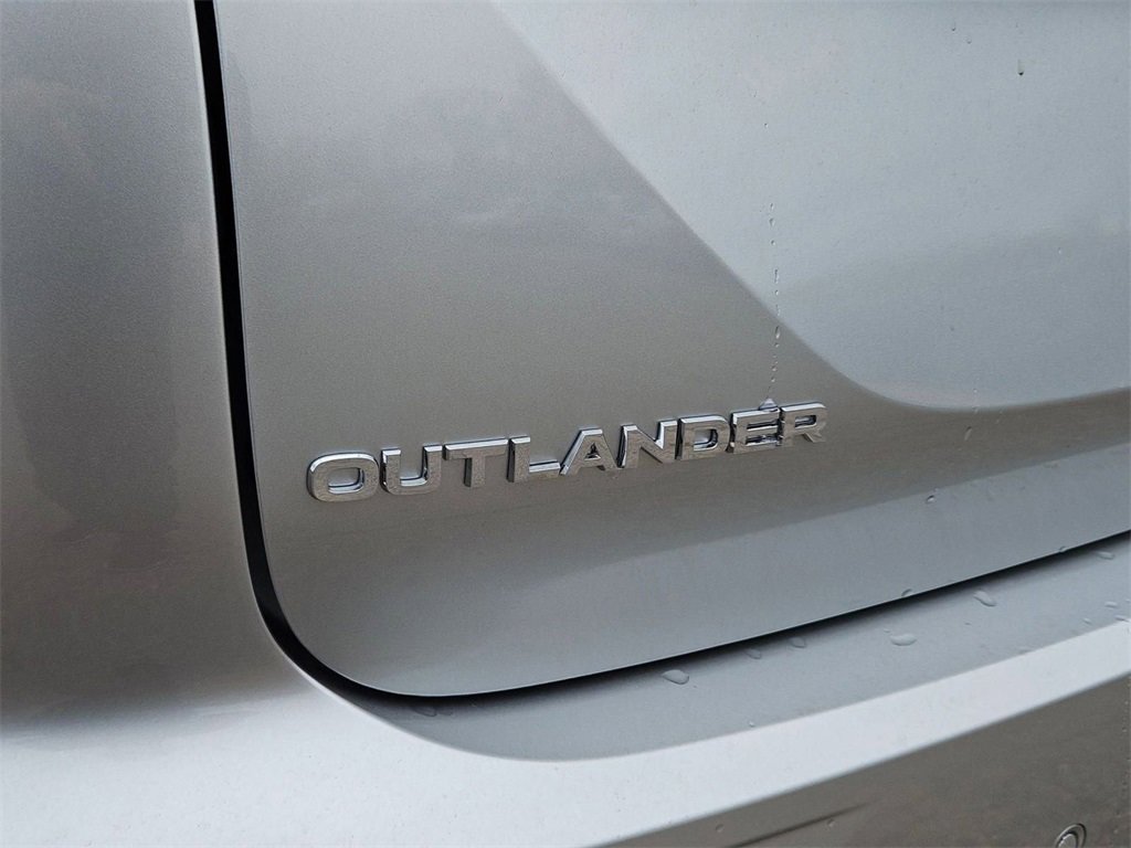 New 2025 Mitsubishi Outlander ES image 10