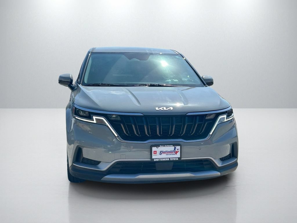 Used 2023 Kia Carnival EX FWD image 2