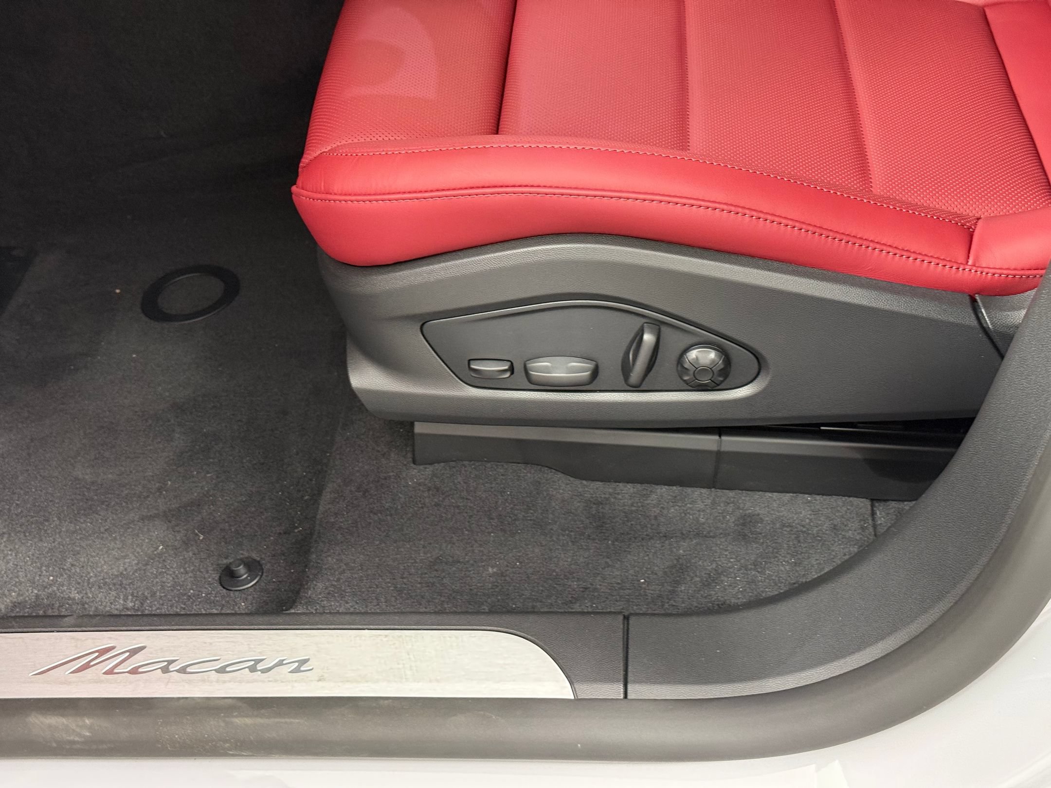 Certified 2026 Porsche Macan Electric RWD image 16