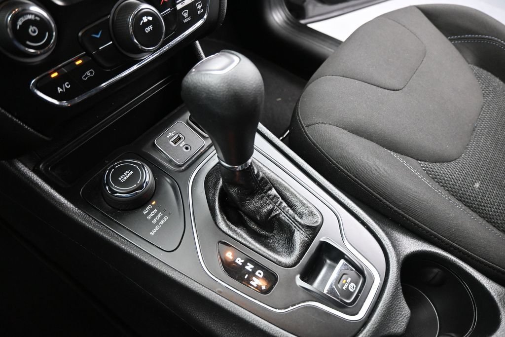 Used 2019 Jeep Cherokee Latitude AWD/4WD image 14