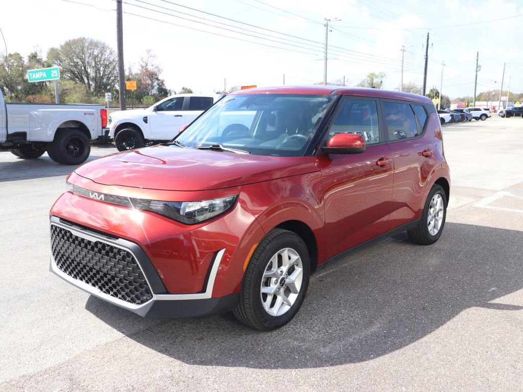 Used 2025 Kia Soul LX w/ LX Technology Package image 3