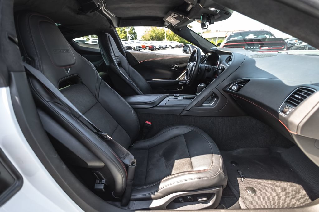 Used 2016 Chevrolet Corvette Z06 w/ 3LZ Preferred Equipment Group RWD image 31