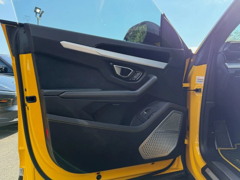 Used 2019 Lamborghini Urus AWD/4WD image 17