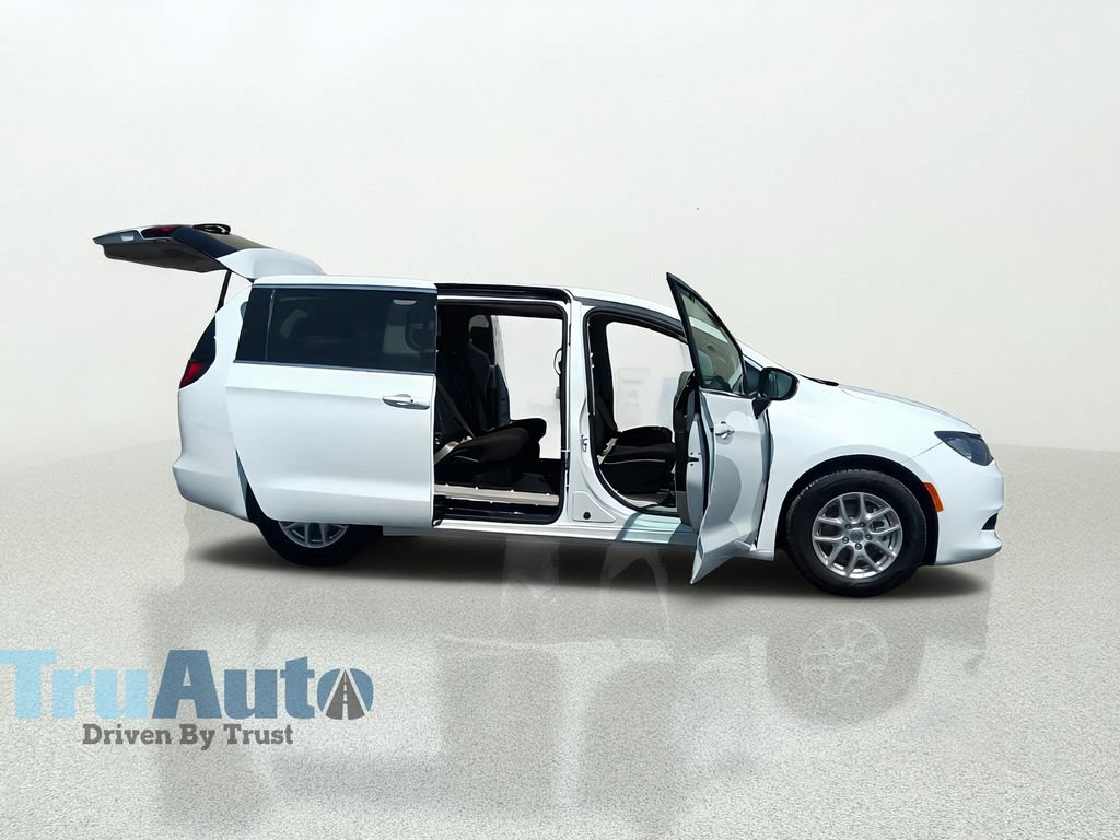 Used 2023 Chrysler Voyager LX FWD image 19