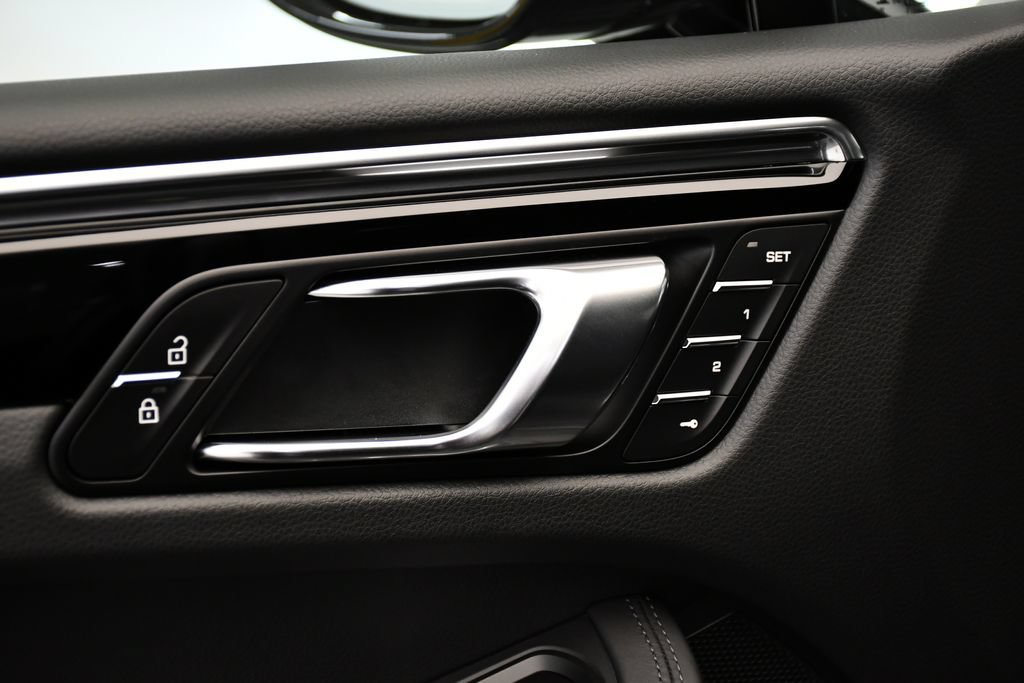 Certified 2026 Porsche Macan AWD/4WD image 37