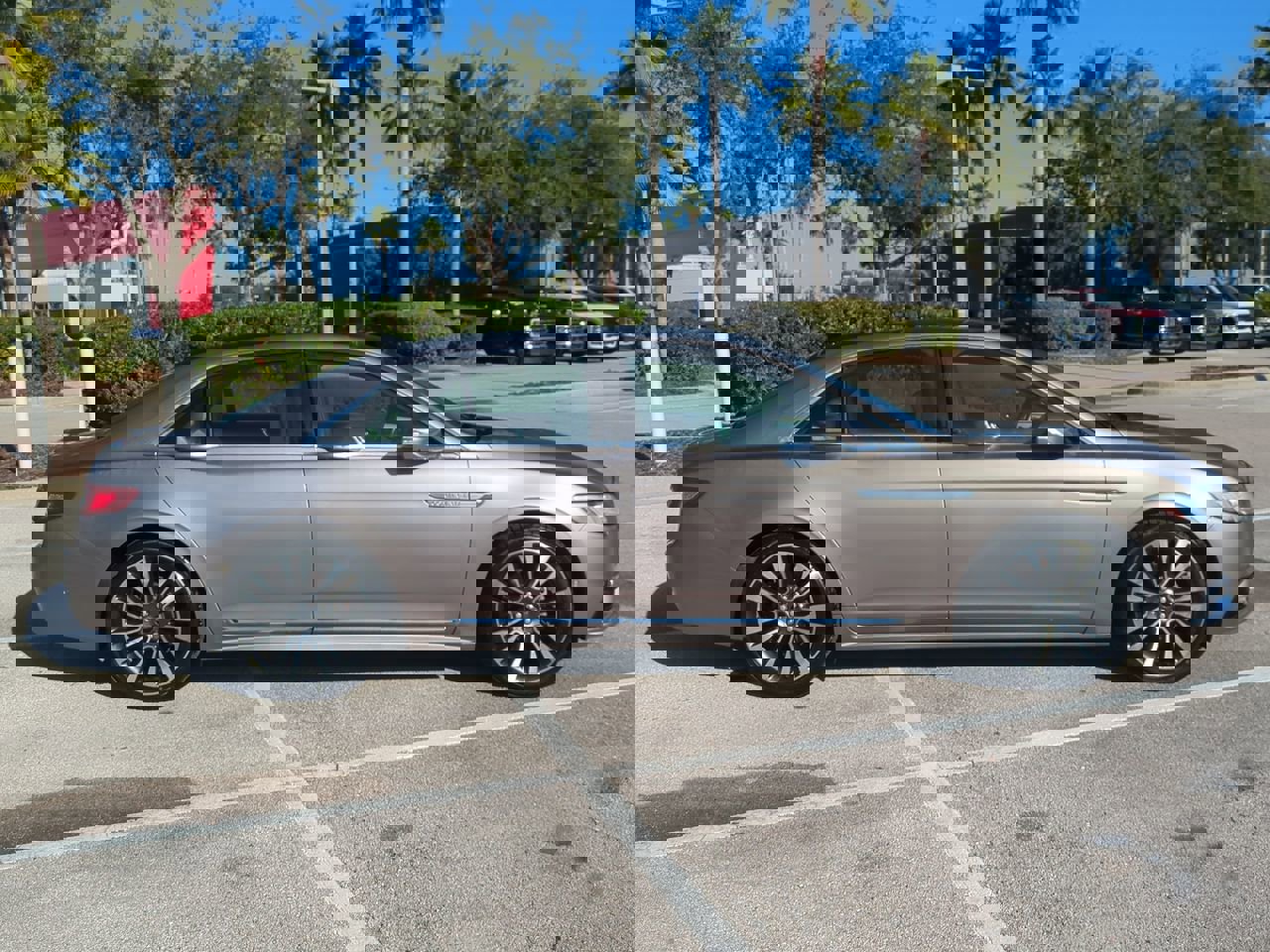 Used 2019 Lincoln Continental Reserve image 3