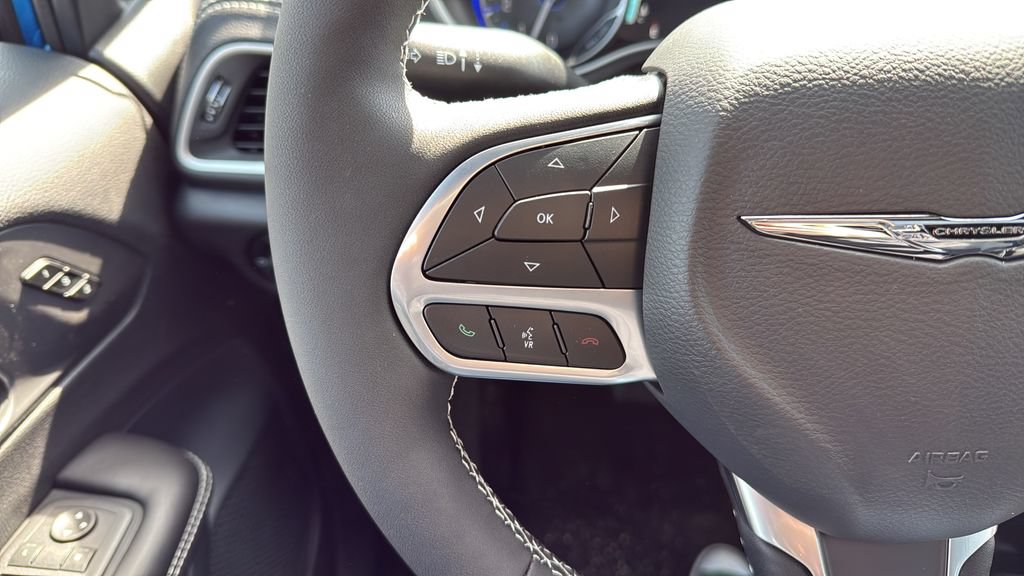 New 2026 Chrysler Pacifica Select AWD/4WD image 32