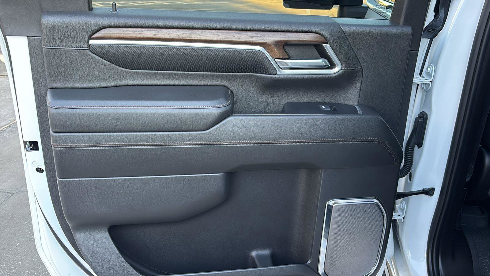 Used 2024 Chevrolet Silverado 2500 High Country w/ Technology Package image 18