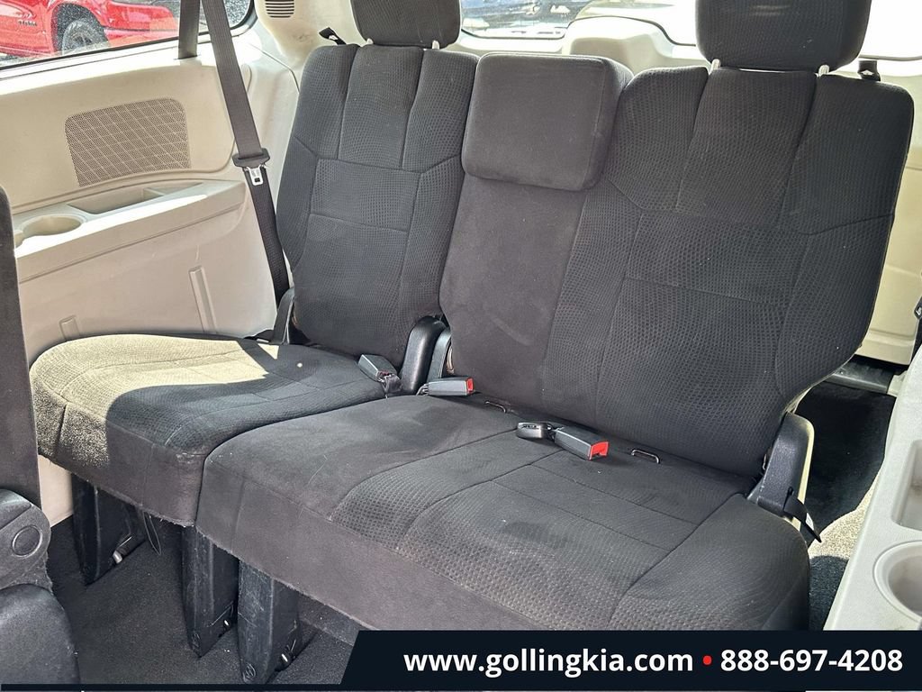Used 2012 Chrysler Town & Country Touring FWD image 8