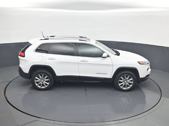 Used 2017 Jeep Cherokee Limited w/ Luxury Group AWD/4WD image 16