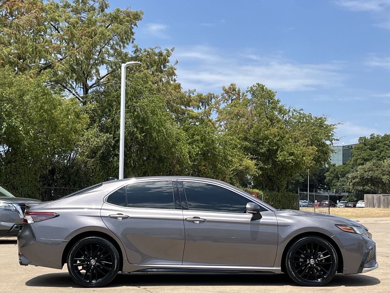 Used 2021 Toyota Camry XSE FWD image 3