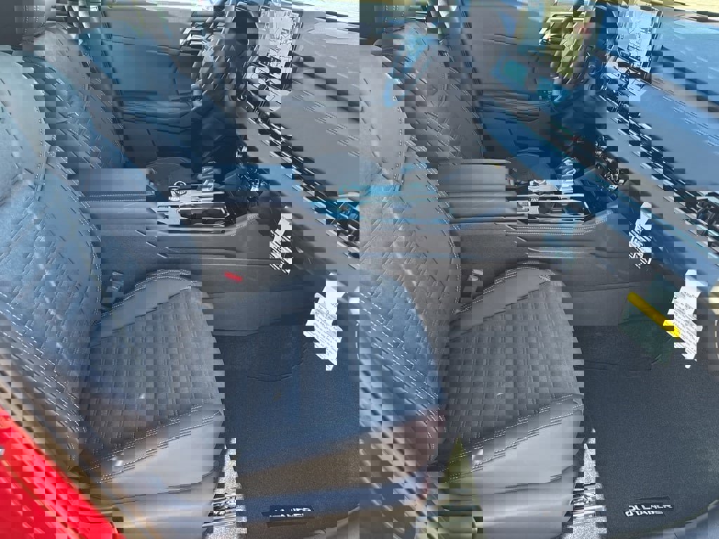 New 2025 Mitsubishi Outlander SE image 24