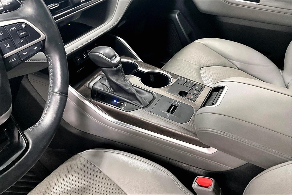 Used 2023 Toyota Highlander Limited FWD image 16