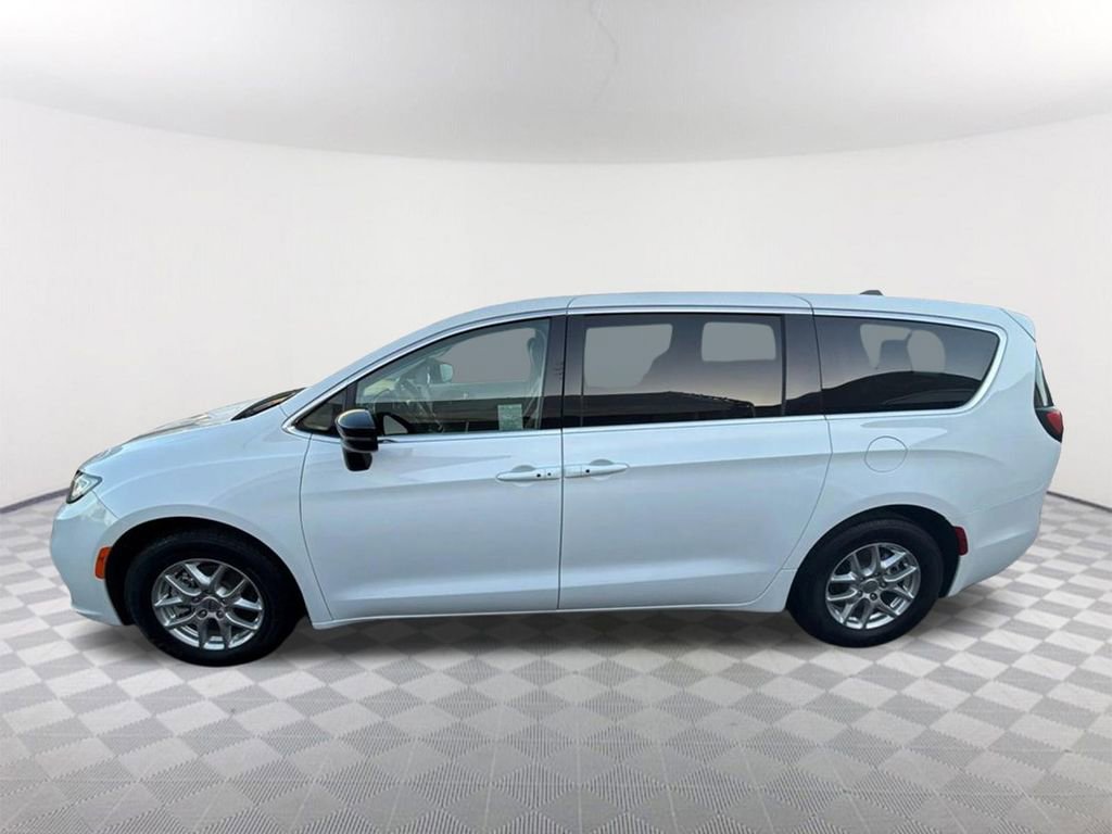 Used 2024 Chrysler Pacifica Touring-L image 8