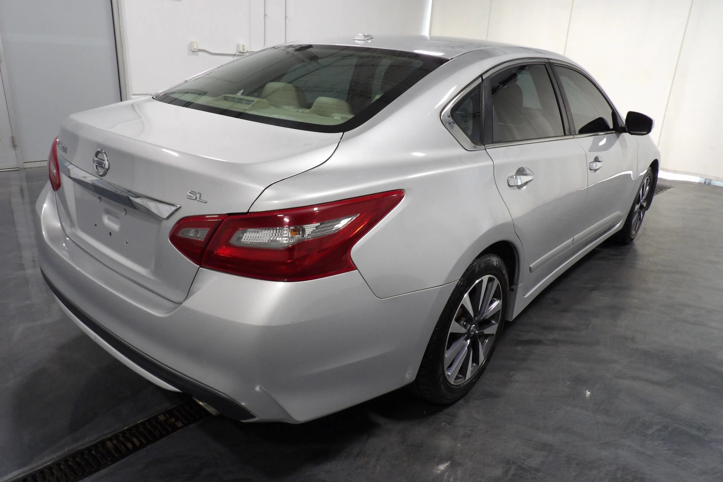 Used 2017 Nissan Altima 2.5 SL w/ Moonroof Package FWD image 4