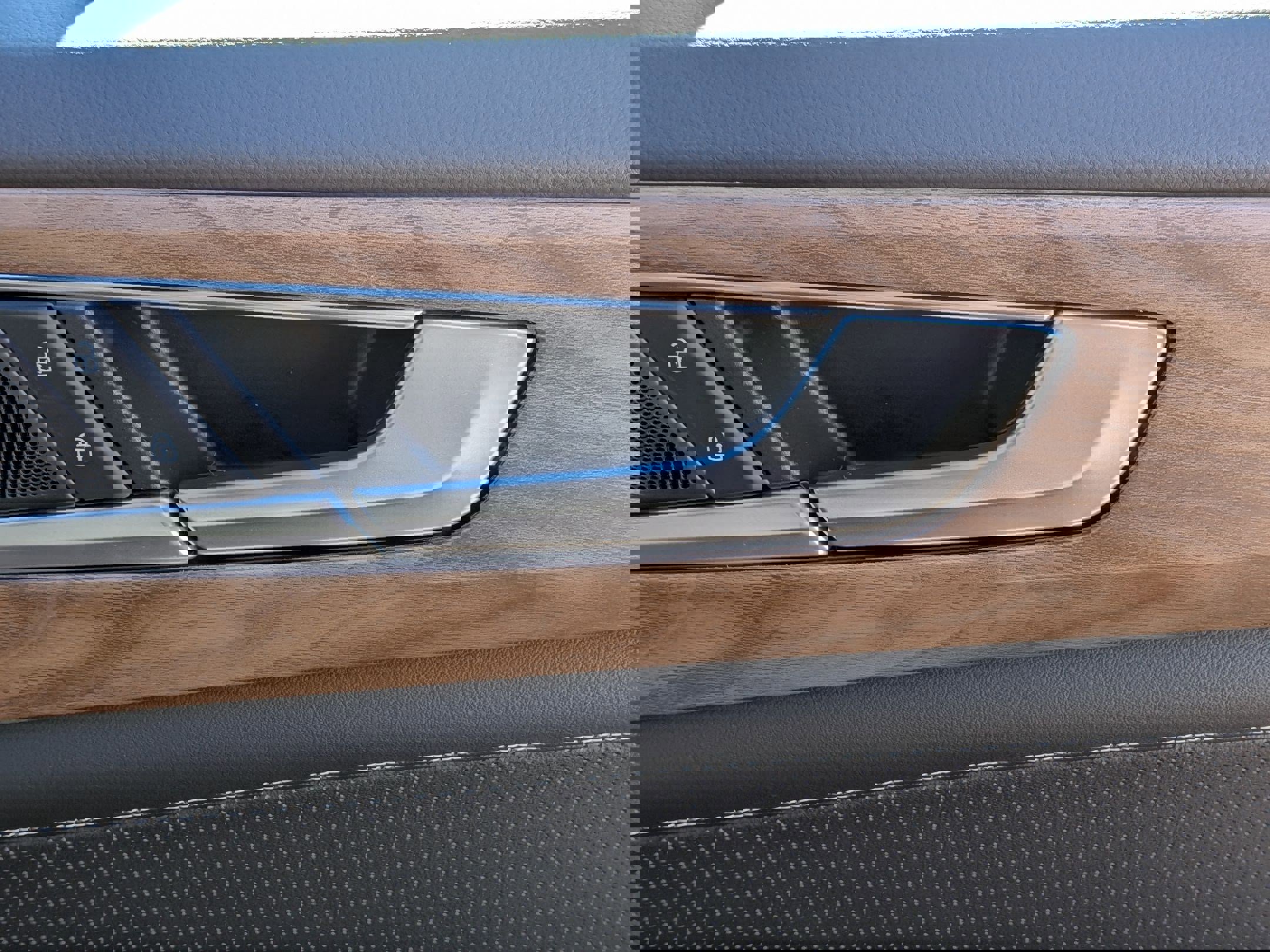 Used 2025 Volkswagen Atlas SE image 35