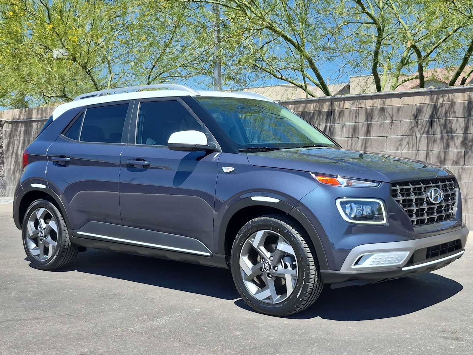 Used 2024 Hyundai Venue Limited FWD image 2
