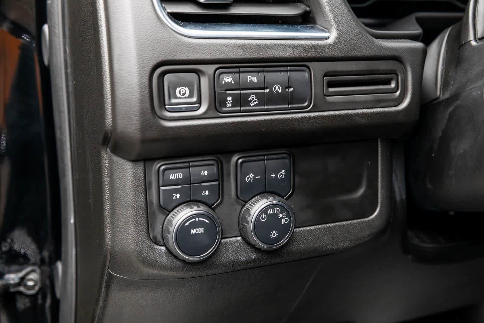 Used 2024 Chevrolet Suburban Premier AWD/4WD image 27
