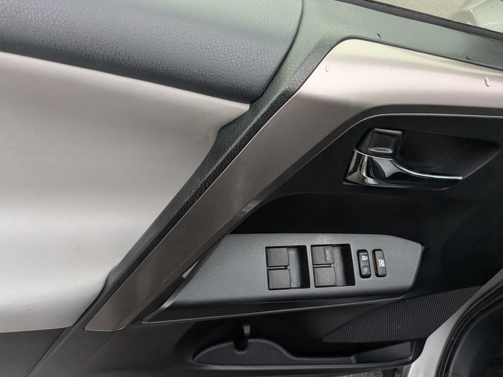 Used 2018 Toyota RAV4 XLE FWD image 29