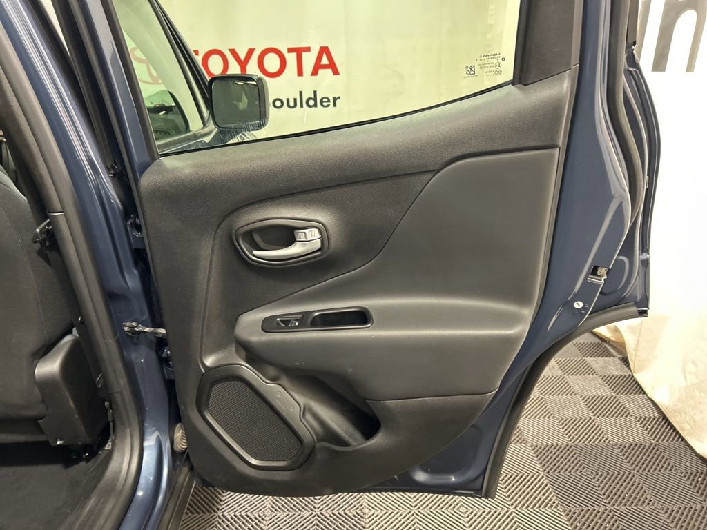 Used 2023 Jeep Renegade Latitude image 12