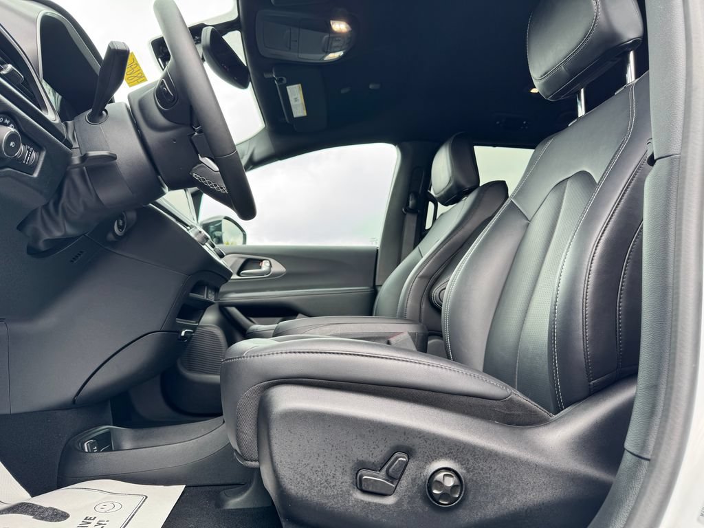 Used 2025 Chrysler Pacifica Select FWD image 19