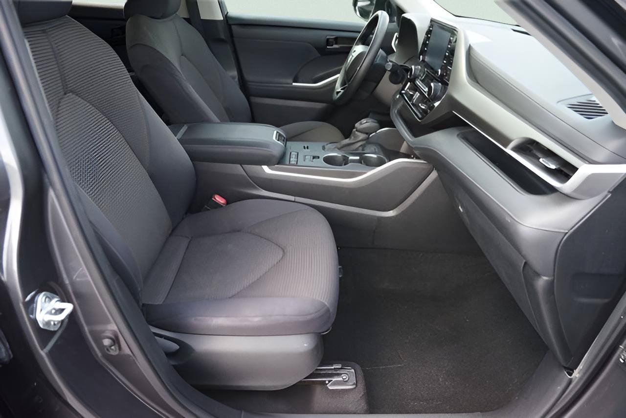Used 2021 Toyota Highlander L FWD image 18