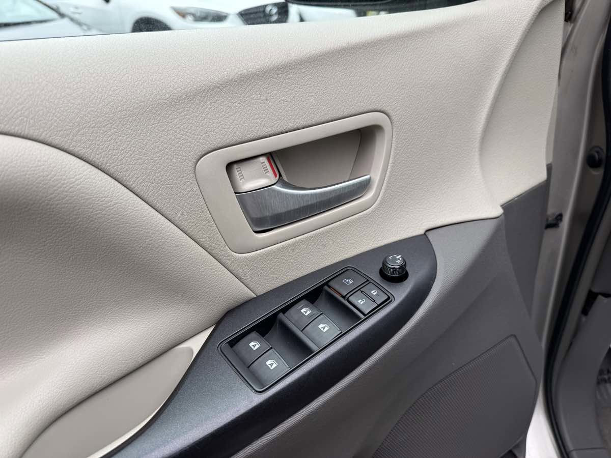 Used 2016 Toyota Sienna LE image 27